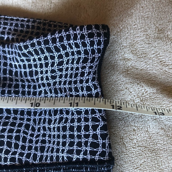 Lululemon black and white patterned leggings - Picture 4 of 7